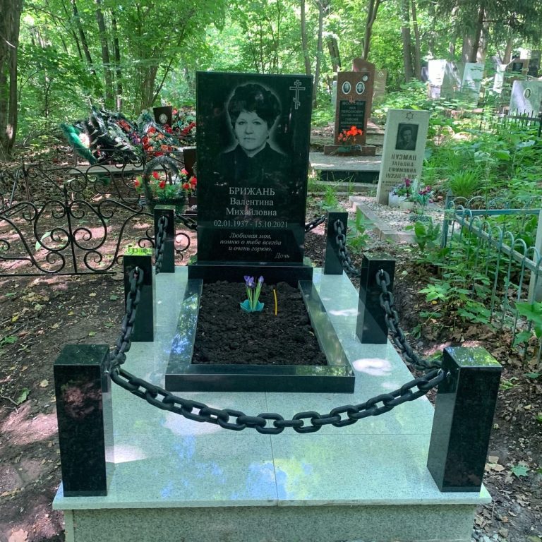 Памятник из Карельского гранита 100см + площадка Мансуровский гранит