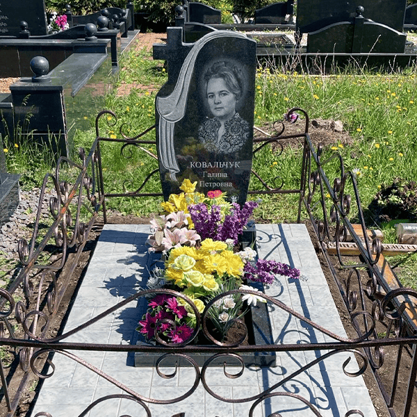 памятник с крестом 1