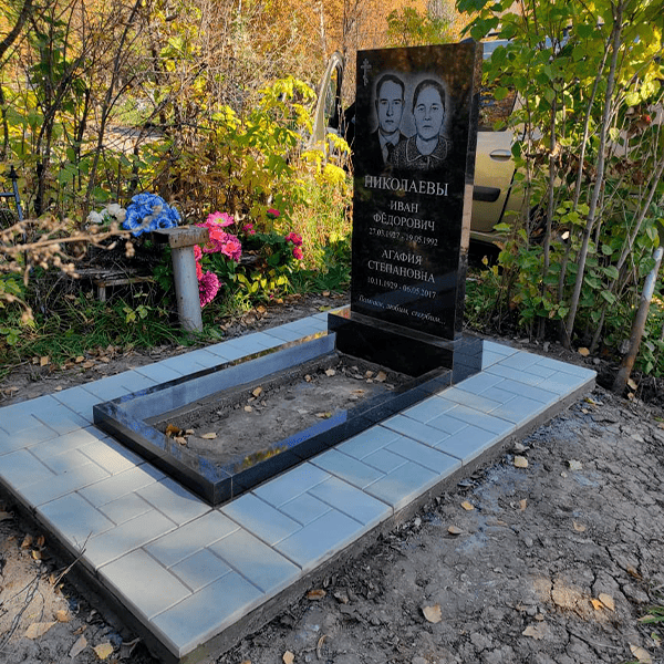 семейный памятник вертикальный