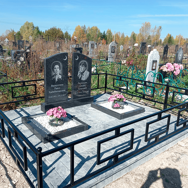 семейный памятник с площадкой