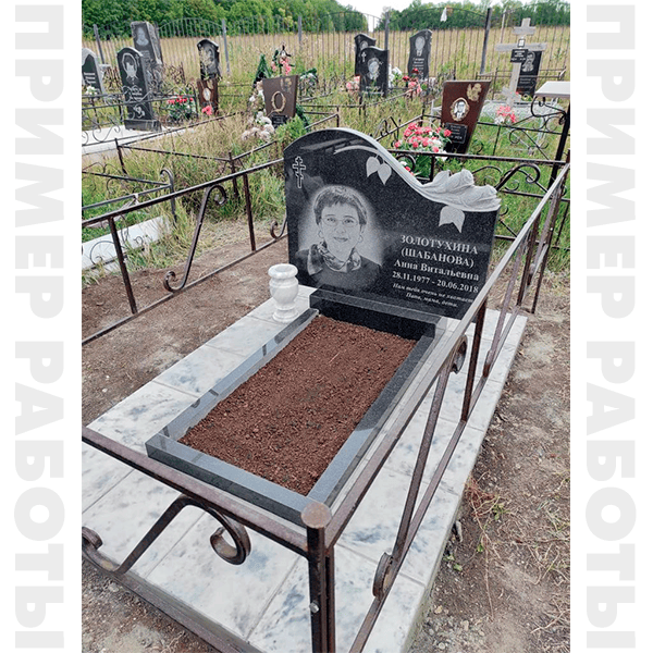 семейный памятник с розой