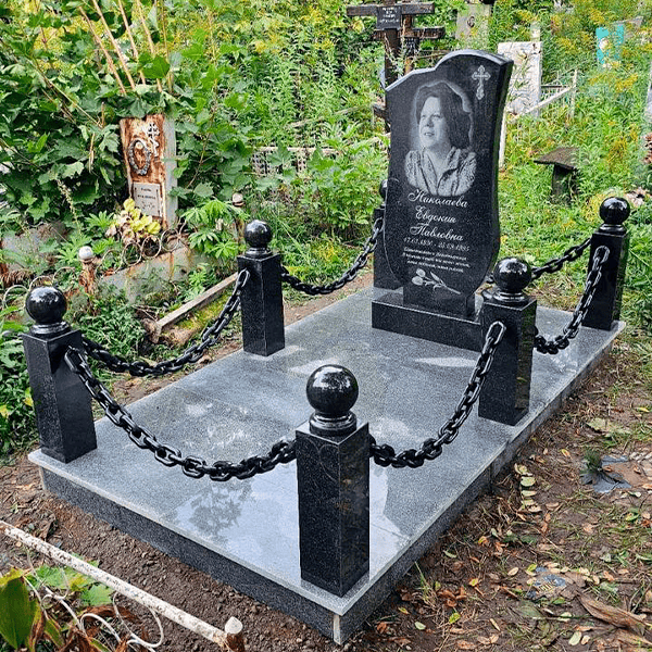 фигурный памятник с серой площадкой