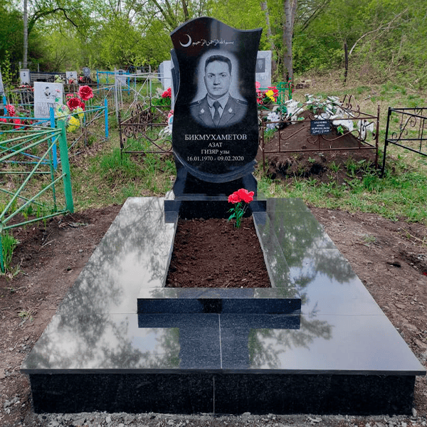 Фигурный памятник с площадкой из гранита 1