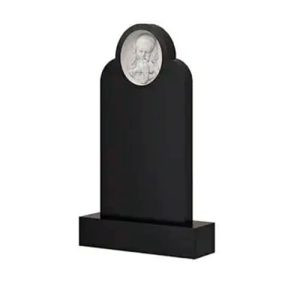 Памятник барельеф с вырезанными лицом