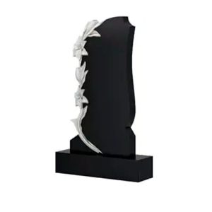 Памятник барельеф с цветами вдоль