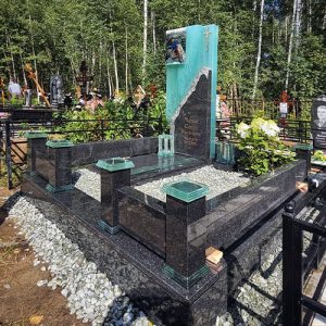 Комбинированный памятник с элементами стекла №1 (Копировать)