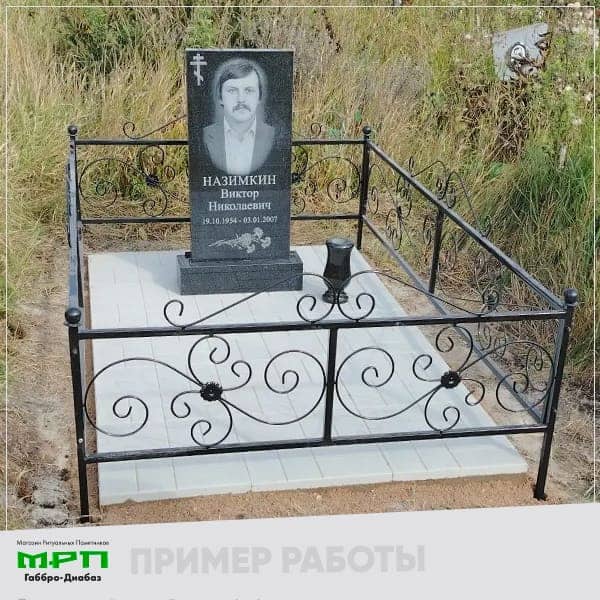Памятник из чёрного гранита бюджетный вариант